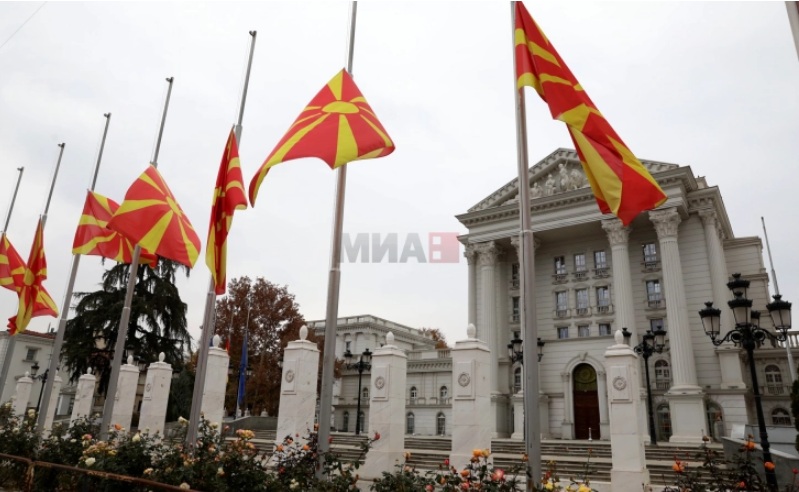 МАКЕДОНИЈА ТАГУВА: Националното знаме на половина копје од денеска 7-дневна жалост во спомен на жртвите од трагичната несреќа