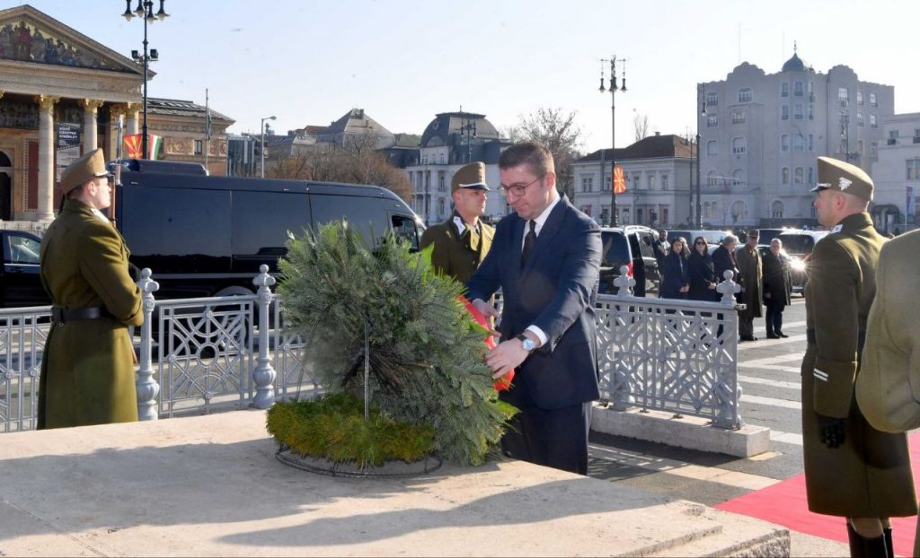 Мицкоски положи цвеќе на Меморијалниот споменик на унгарските херои