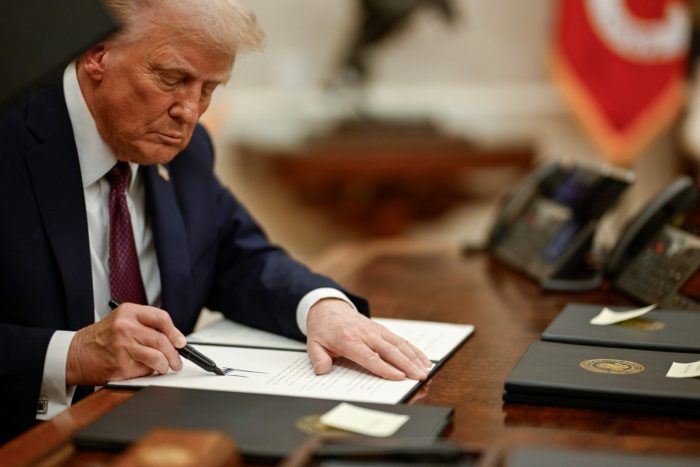 Трамп бара од производителите на лекови доброволно да ги намалат цените во САД