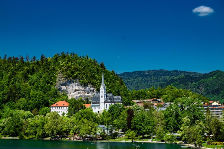 Изборен молк на сила во Словенија пред неизвесните парламентарни избори