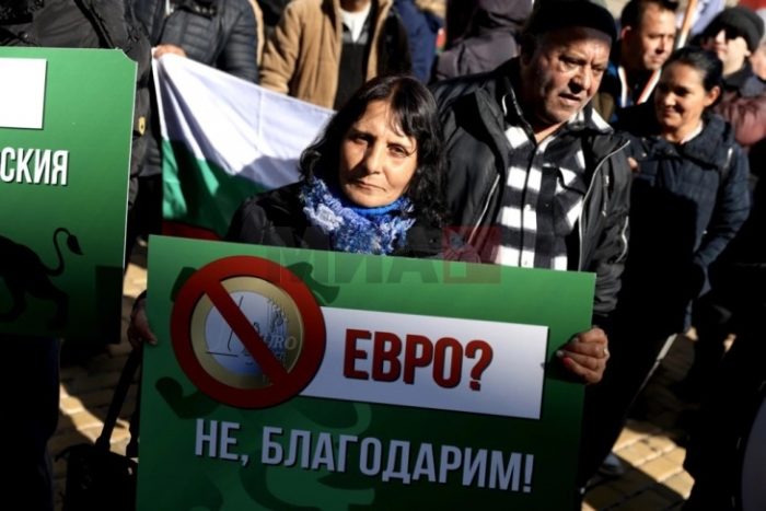 БУГАРИТЕ ПРОТЕСТИРААТ: Доколку Бугарија се приклучи на еврозоната, тоа ќе биде како да се качувате на Титаник