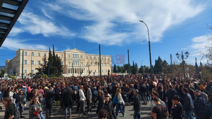 Денот на трудот во Грција ќе се одбележи со традиционални протести, синдикатите бараат враќање на 13 и 14 плата