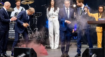 НА ПРОСЛАВАТА ПО ПОВОД ОСЛОБОДУВАЊЕ НА ХОЛАНДИЈА: Димна бомба фрлена врз премиерите на две европски земји (ВИДЕО)