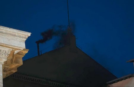 ПО ПРВИОТ КРУГ ГЛАСАЊЕ: Црн чад од оџакот на Систинската капела, конклавата не избра нов папа