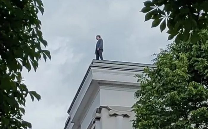 Словенечки политичар се качи на покривот на Парламентот, се закани дека ќе се самоубие