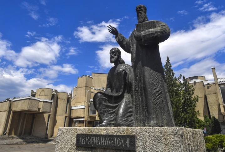 ДЕНЕСКА ГИ СЛАВИМЕ СВ. КИРИЛ И МЕТОДИЈ: На која нација ѝ припаѓале сесловенските просветители и кој јазик го говореле?