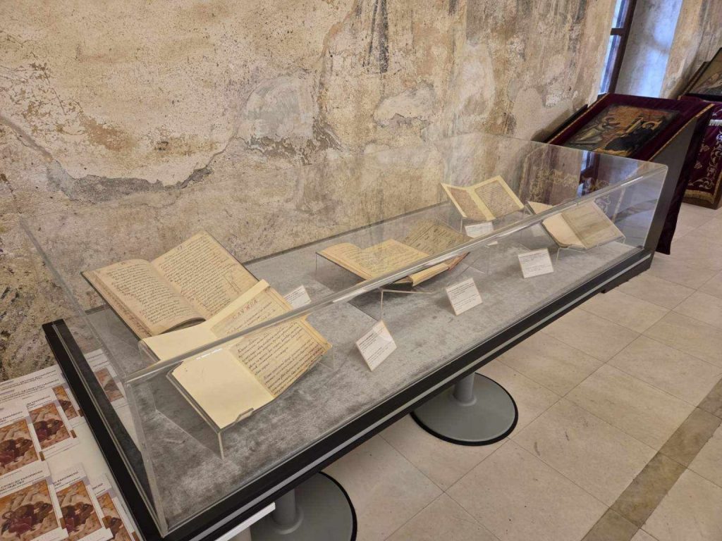 ФОТО: Ексклузивна изложба на ракописи од 13 век и старопечатени книги, меѓу нив и „За Македонцките работи“