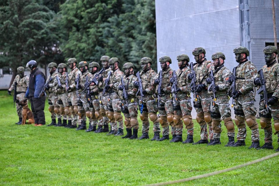 МИСАЈЛОВСКИ: Војската ќе добие нови униформи, со години наназад за војниците не се купувале чизми, а се даваа опрема и пакети за Украина