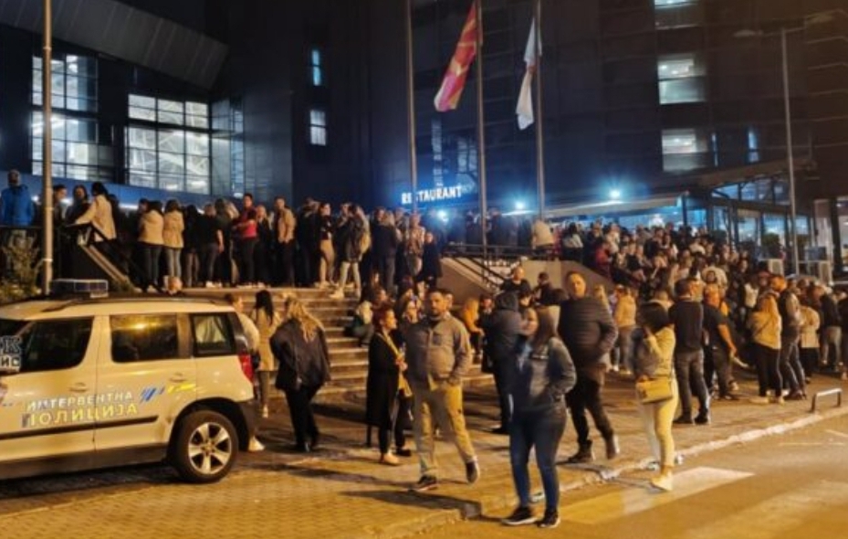 Дојава за бомба во салата „Јане Сандански“, публиката чека пред салата!