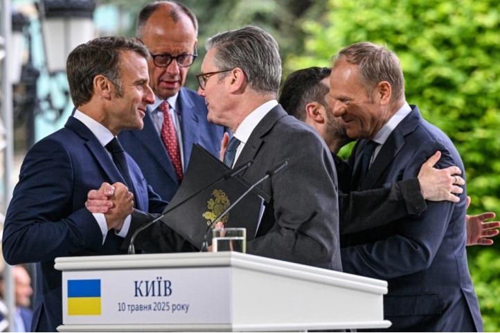 МАКРОН: Неопходен е прелиминарен прекин на огнот за да може на 15 мај да се одржи средба на Зеленски и Путин во Истанбул
