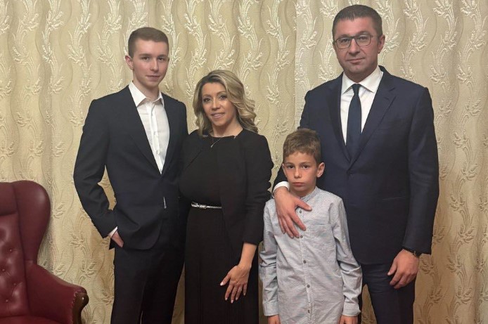 Синот на Мицкоски слави матура, премиерот објави семејна фотографија со порака до него