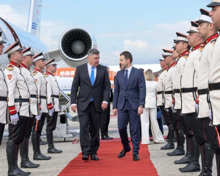 ХРВАТСКИОТ ПРЕТСЕДАТЕЛ ВО МАКЕДОНИЈА: Добредојде на Милановиќ на скопскиот аеродром му посака министерот Муцунски