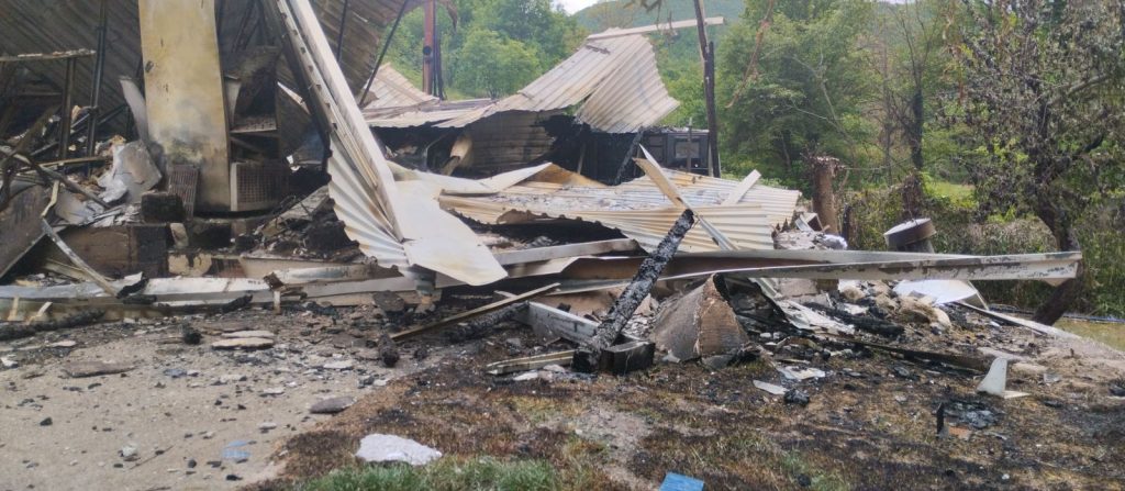 ПОЛЕАЛЕ ВИКЕНДИЧКА СО БЕНЗИН И ЈА ЗАПАЛИЛЕ: Уапсени двајца потпалувачи, третиот е во бегство