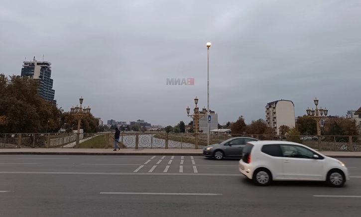 ВРЕМЕ: Свежо и врнежливо денеска, слично и во следните денови, нестабилно со пороен дожд, а утре и северен ветер со 70 км/ч