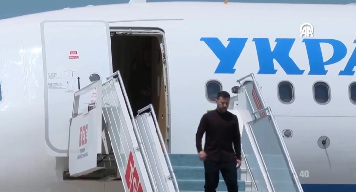 ЗЕЛЕНСКИ ВО ИСТАНБУЛ: Од она што видов Русија на преговорите е со „заменски реквизити“, а Украина е во контакт со делегацијата на САД