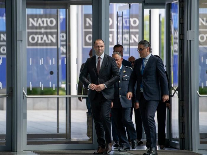 МИСАЈЛОВСКИ ВО ХАГ: Македонскиот министер на покана од холандксиот колега ќе учествува на министеркста средба на членките на НАТО
