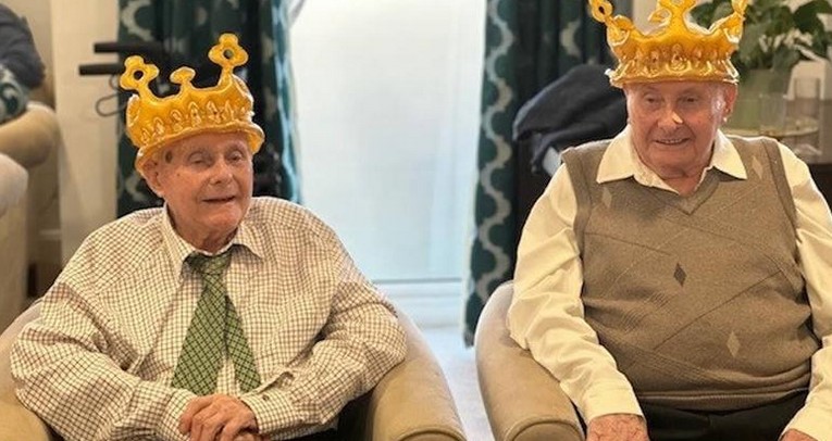Близнаци од Велика Британија го прославија 100. роденден, добија честитка и од кралот Чарлс