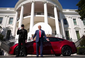 Трамп сака да ја продаде или подари Теслата што ја купи од Маск