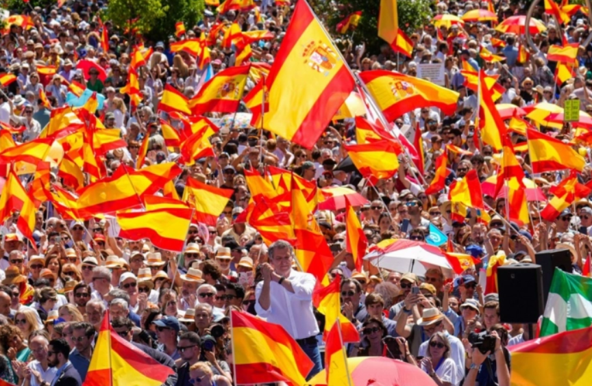 ШПАНИЈА: Големи демонстрации против премиерот Педро Санчез поради корупција