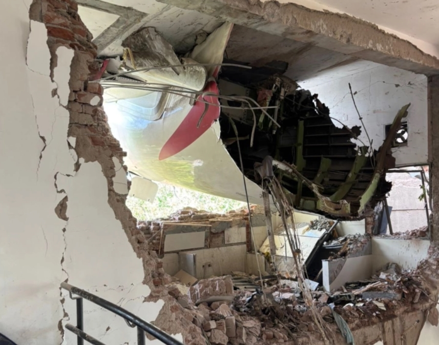 АВИОНСКА НЕСРЕЌА ВО ИНДИЈА: Патнички авион Боинг 787-8 со 232 патници и 12 членови на екипажот падна врз хостел за лекари