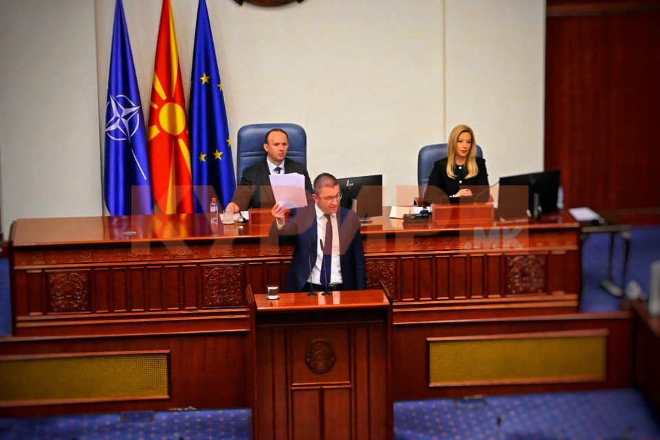МИЦКОСКИ ДО ФИЛИПЧЕ: Вие преговаравте за македонскиот идентитет, ние ќе сториме сѐ да влеземе во ЕУ, но не како „модерни“ Македонци