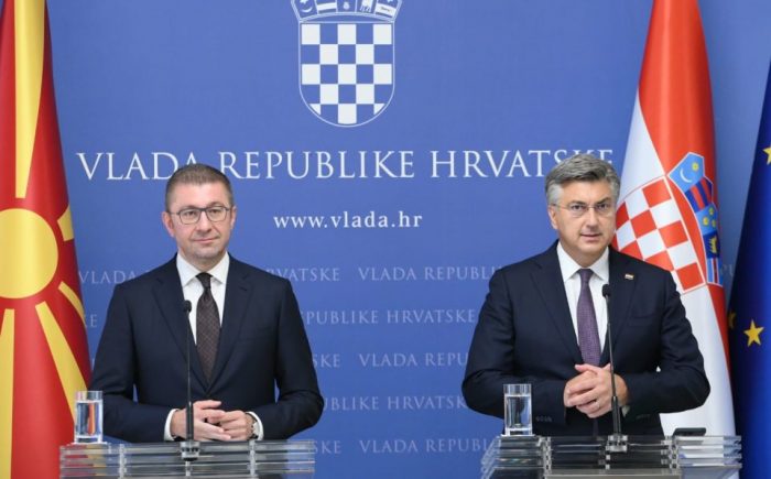 ПЛЕНКОВИЌ ТЕЛЕФОНСКИ СО МИЦКОСКИ: Хрватска ќе продолжи силно да ја поддржува Македонија, која заслужува членство во ЕУ