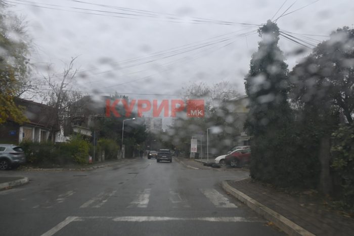 Невреме со пороен дожд, ветер и грмотевици попладнево во Скопје