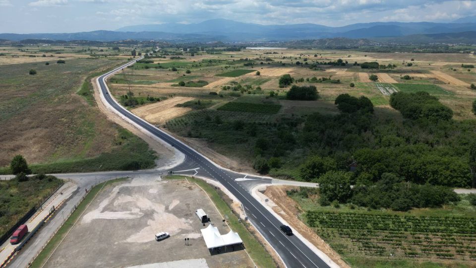 МАКЕДОНИЈА СЕ ГРАДИ НА 1.200 ГРАДИЛИШТА: Пуштен во употреба реконструираниот пат што ги поврзува општините Гевгелија и Богданци