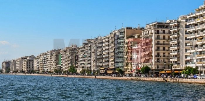 УАПСЕНИ БУГАРИ ВО СОЛУН: Го оставиле бебето да плаче на балкон додека тие спијат и рекле оти тоа го сториле за да се разлади бебето