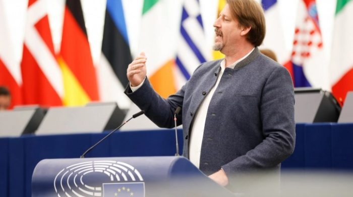 УТРЕ ВО ЕВРОПАРЛАМЕНТОТ: Извештајот на Вајц пред европратениците, Македонија очекува силна порака за македонскиот идентитет и јазик