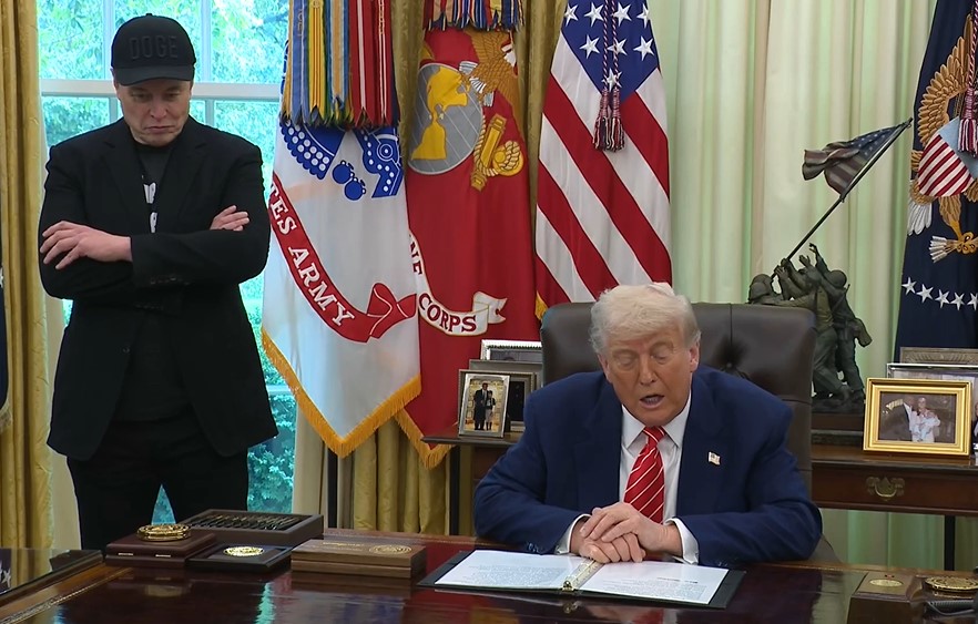 По меѓусебните обвинувања, закажан телефонски разговор Трамп-Маск