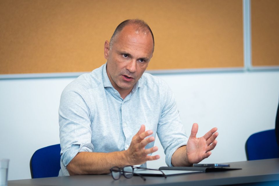 ОД ШТО И ОД КОГО СЕ ИСПЛАШИ ФИЛИПЧЕ: Двајца полицајци од шестата управа од вчера го придружуваат лидерот на СДСМ