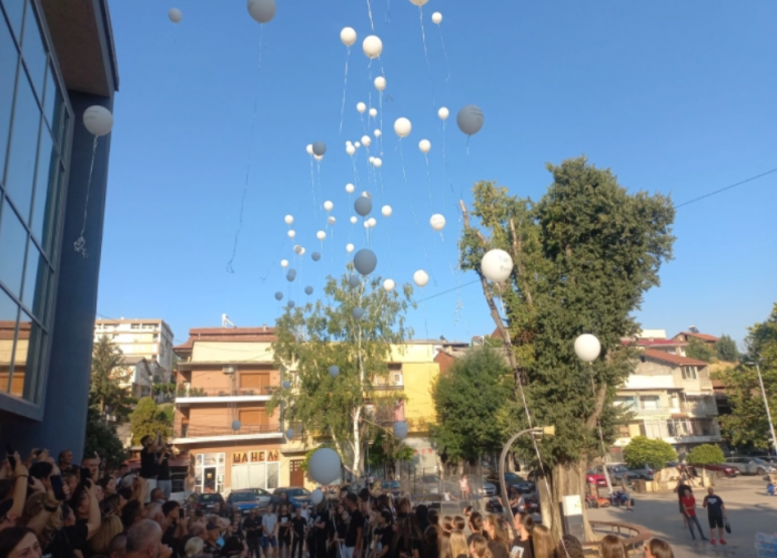 Шеесет и два балони со имињата на загинатите во пожарот во Кочани пуштени во воздух