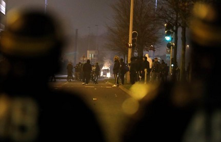 НЕМИРИ ВО ФРАНЦУСКИ ЛИМОЖ: Повредени десетина полицајци, запалени возила, фрлени молотови коктели