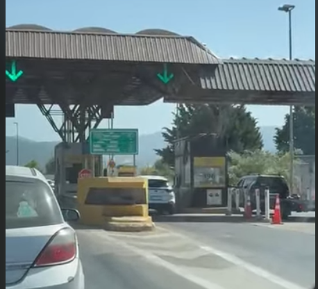 (ВИДЕО) 20 автомобили со албански знамиња бесплатно минуваат на патарина кај Гостивар