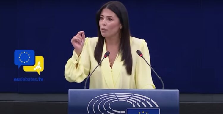 ЛАТИНОПУЛУ, ГРЧКА ЕВРОПРАТЕНИЧКА: Јас сум горда Македонка, преболете дека грчка е Македонија, а честа на Грција ја бранат Бугарите