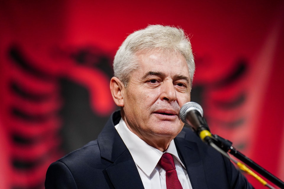 СРЦЕПАРАТЕЛНО ВО ДУИ: Прости ни, претседателе, се скршија 10.000 срца, почит Али Ахмети, но направи голема грешка во Сарај