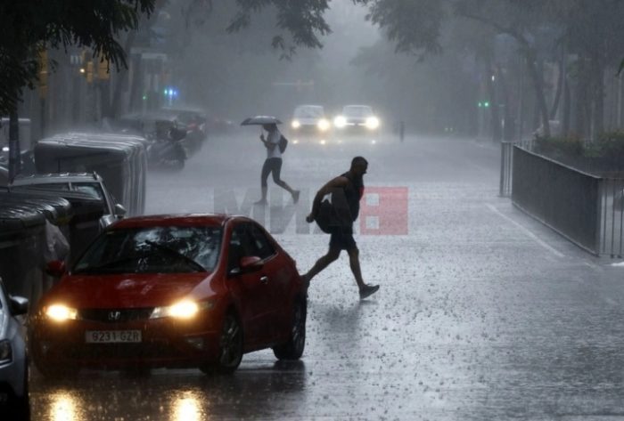 ГОЛЕМО НЕВРЕМЕ ВО ШПАНИЈА: На аеродромот во Барселона, авион што полета за САД мораше да се врати откако беше оштетен од град