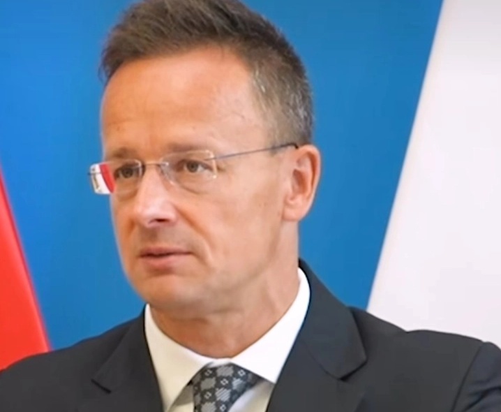 СИЈАРТО: Фон дер Лајен во една недела доживеа два дипломатски порази, а ЕУ стана мета на понижување и исмевање во светската политика