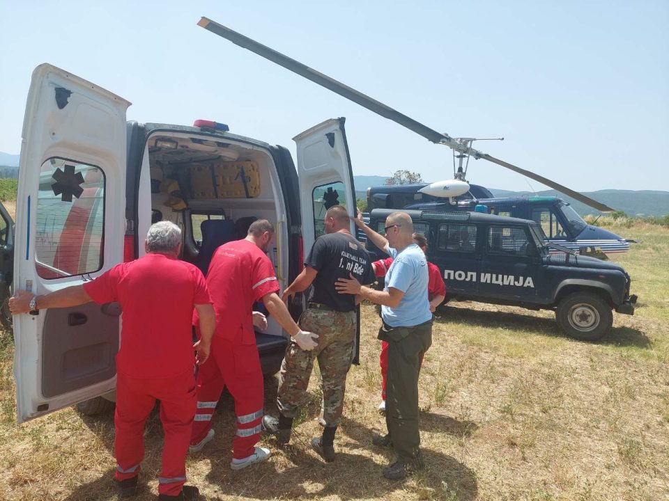 (фото) СПАСУВАЧКА АКЦИЈА: Со хеликоптер, во драматични услови, евакуиран повреден припадник на АРМ на линијата на пожарот