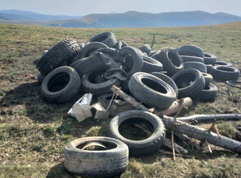 СПРЕЧЕН ОБИД ЗА НОВ ПОЖАР: Шумочуварите на Царев Врв на Осогово пронајдоа гуми, суви борови гранки картон за потпалување