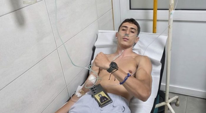 ДОБРОВОЛЕЦОТ ОД ЧУЧЕР-САНДЕВО: Младиот Иван е на Токсикологија и во добра состојба откако вдишал чад при гасење на пожарот
