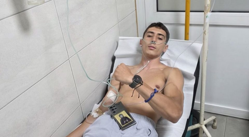 ДОБРОВОЛЕЦОТ ОД ЧУЧЕР-САНДЕВО: Младиот Иван е на Токсикологија и во добра состојба откако вдишал чад при гасење на пожарот