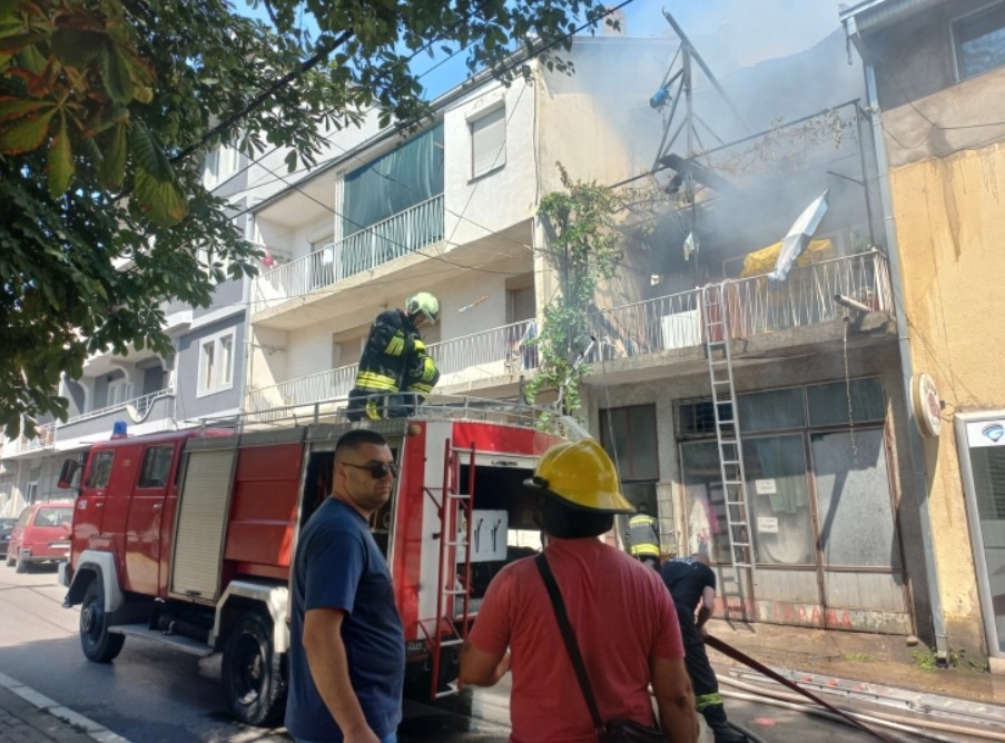По пожарот во Кочани, три лица се хоспитализирани
