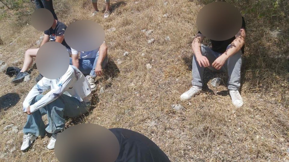 (видео) УАПСЕНИ ШЕСТ ЛИЦА: Сузбиена криминална група инволвирана во криумчарење на мигранти меѓу кои и малолетници