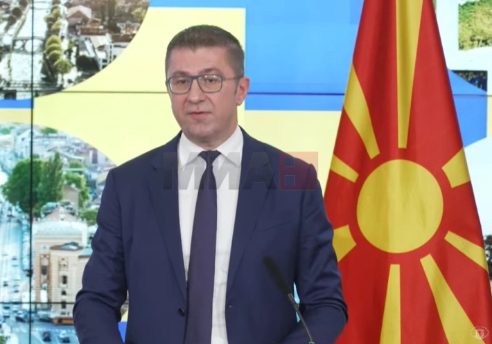 ПРЕМИЕРОТ МИЦКОСКИ ВО АЛБАНИЈА: На Македонскиот фолклорен фестивал Преспа, кој се одржува на плоштадот Гоце Делчев во Пустец