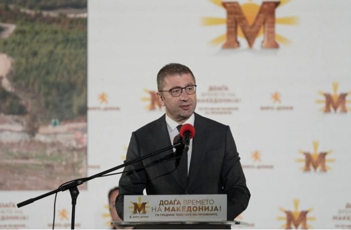 МИЦКОСКИ: Доста е веќе од политичари што ја виткаа кичмата на кивнување од надвор, без багаж ќе говорам и за дволичноста на Европа