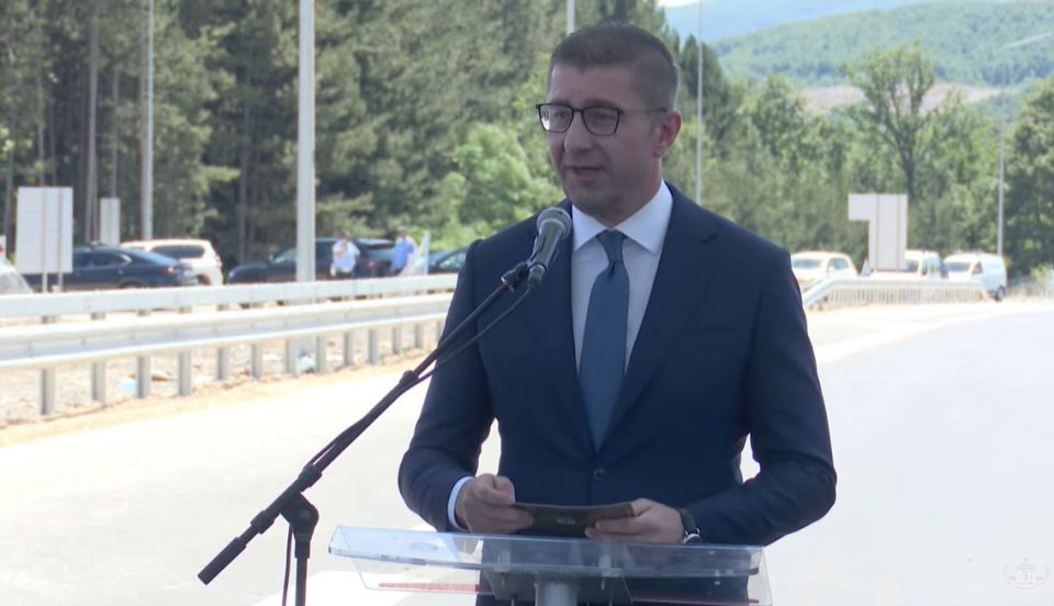 МИЦКОСКИ: Го откочивме еден од најголемите и најзаглавен проект во Македонија, од денеска се вози по дел од автопатот Кичево – Охрид