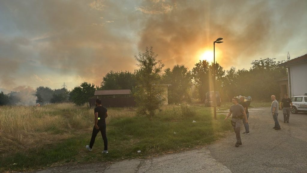 ФОТО: Пожар во ГеГе и дворот на Психијатриската болница Бардовци, пациентите и персоналот евакуирани