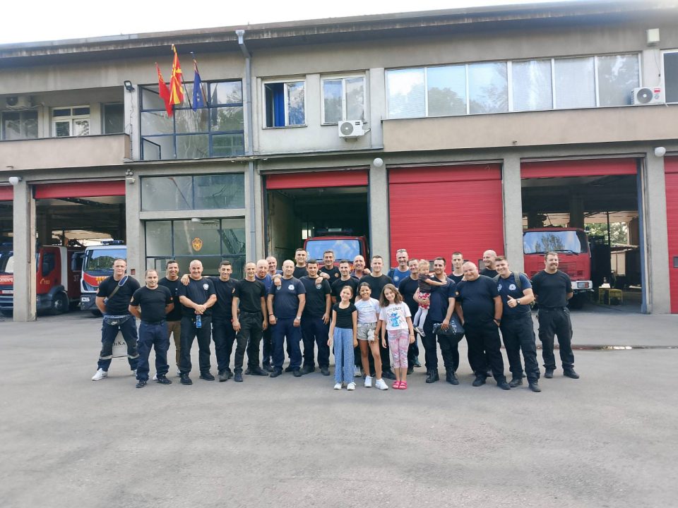 ДЕТСКИ ГЕСТ ДОДЕКА БЕСНЕАТ ПОЖАРИ: Елизабета, Бисера, Ена и Јоана продаваа сокчиња и бонбони за освежување на пожарникарите